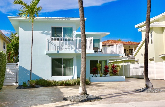 ¡Solo 3 casas de la playa! Servicios de lujo! Piscina climatizada, casa de playa ideal