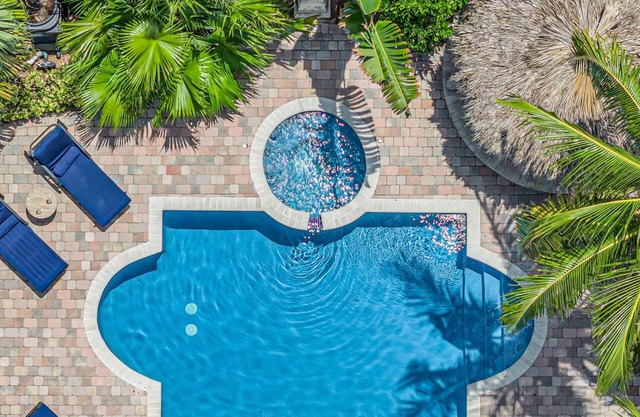 Steps from the Beach / Heated Pool / Seaside Key