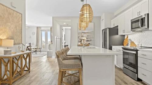 Steps to Beach w View Pool Tennis Luxe Top-Floor Sea La Vie by AvantStay