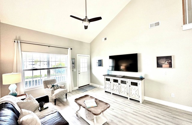 Steps to pool and bakery, baby friendly, Lewes town home