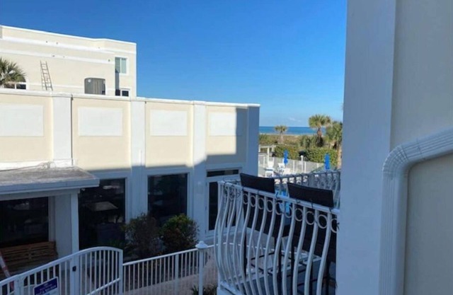 Steps to the Beach-1 BD Condo-Excellent Location!!