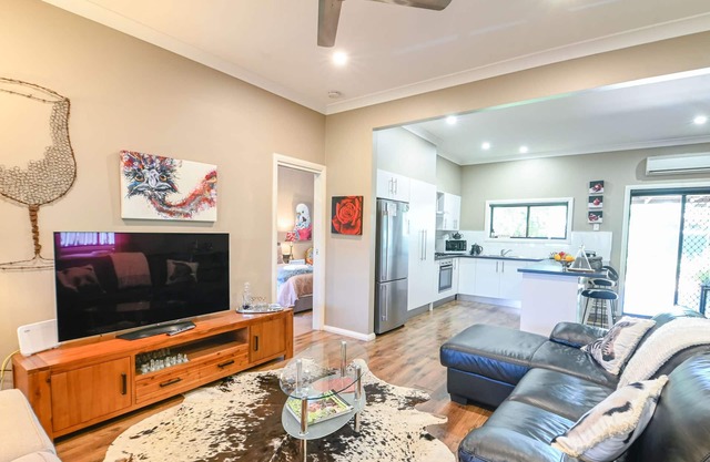 Sterling House - Spacious Deck, BBQ, Pets Allowed