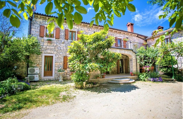 Stone Holiday House Mendula