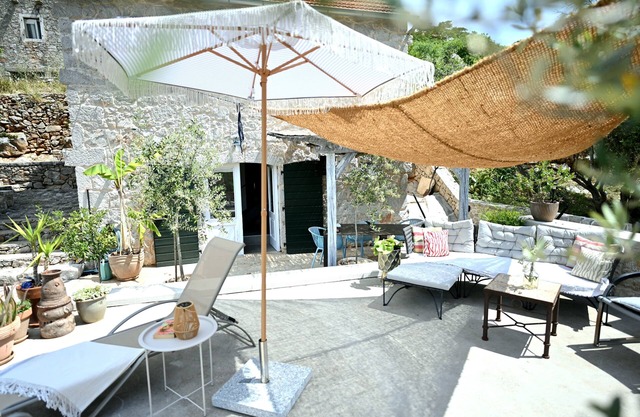 Casa de piedra restaurada, wifi, terraza, vista única al mar, rutas de senderismo, descanso.