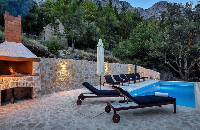 Casa de piedra en una zona tranquila con piscina climatizada, Makarska Riviera, 4 dormitorios