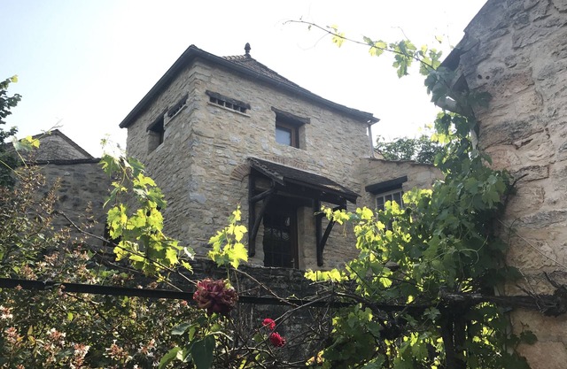 Casa de pueblo de piedra con palomar y amplia terraza.