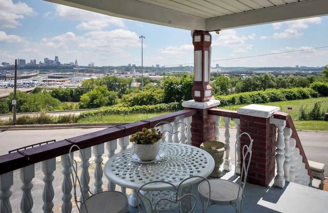 El bungalow histórico más lindo de Airbnb con las mejores vistas en KC