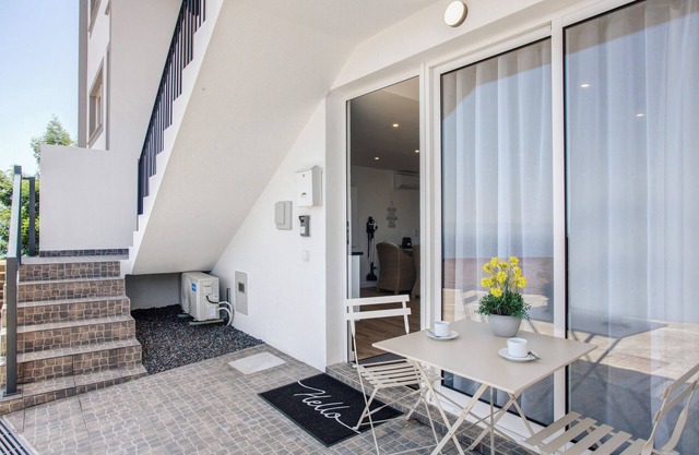 Apartamento estudio 'Casa Belavista' con vistas al mar, Wi-Fi y aire acondicionado.