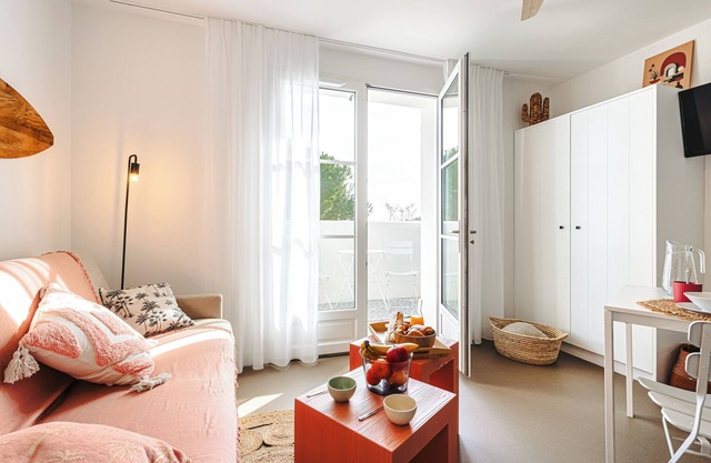 Apartamento estudio 'Les Pins, Vue Mer' con vistas al mar, terraza privada y Wi-Fi