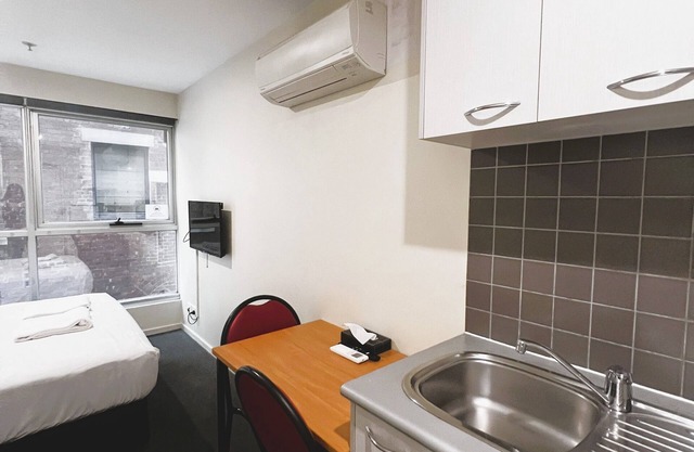 Studio Apartment in CBD | Free Wi-Fi | Walk to Shops and Attractions