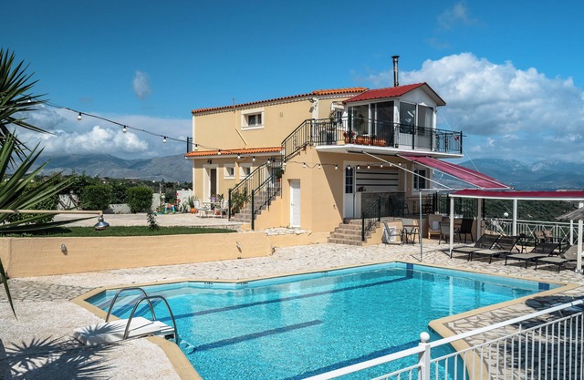 Apartamento estudio 'Ionian Balcony 1' con vistas al mar, Wi-Fi y aire acondicionado.
