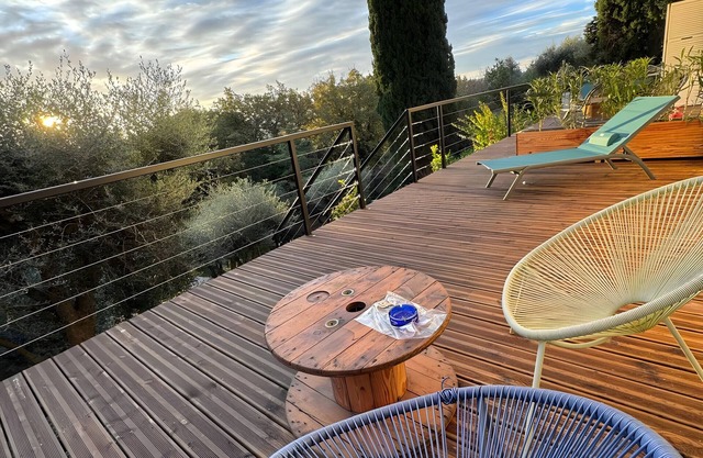 Apartamento estudio 'Soleil Et Palmiers' con piscina compartida, Wi-Fi y aire acondicionado
