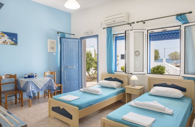 Apartamento estudio 'Studios Ninemia Serifos 1' con vistas al mar, Wi-Fi y aire acondicionado.