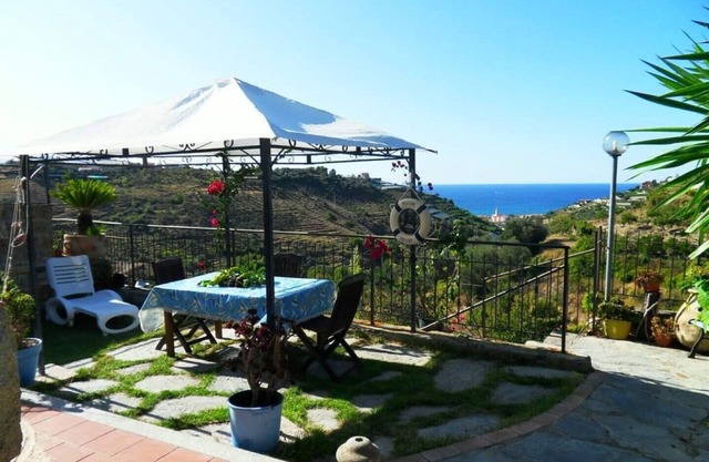 Studio apartment with terrace/garden with sea view