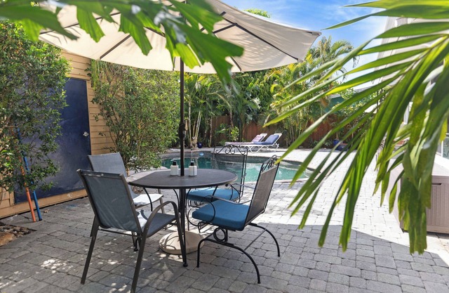 Un apartamento limpio y contemporáneo con piscina en un vecindario seguro de Fort Lauderdale.