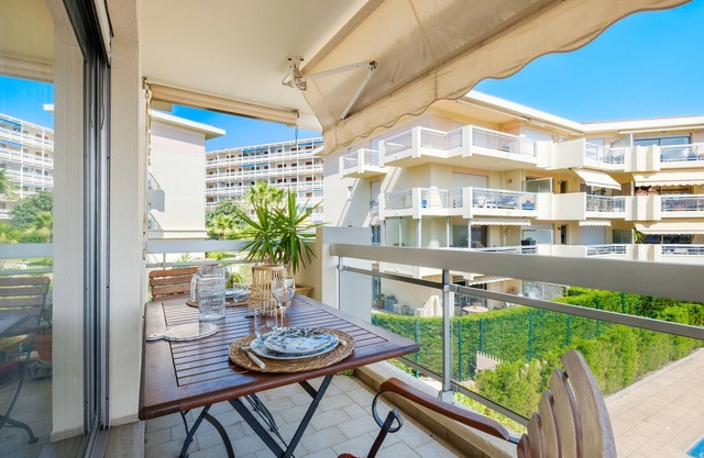 Estudio 'Bellevue Cannes' con vistas a la montaña, piscina compartida y aire acondicionado