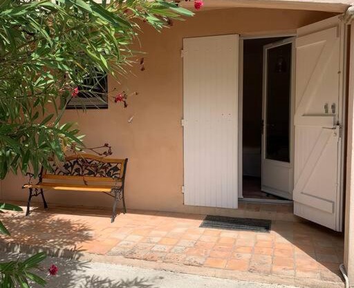 Studio en rez-de-jardin arboré avec accès piscine et clim
