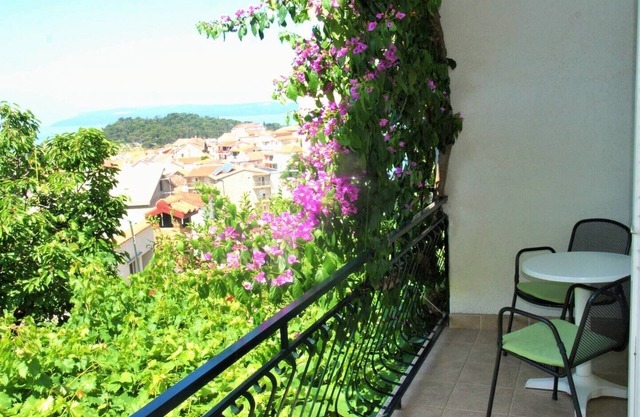Apartamento-estudio con balcón y vista al mar Makarska (AS-22168-a)