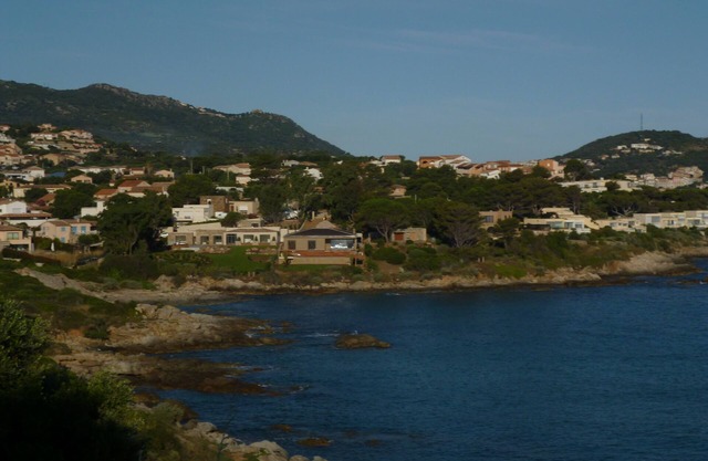 Estudio en propiedad tranquila y soleada cerca del mar.