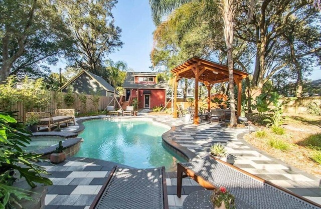 Studio loft w/ pool, spa & gardens near downtown