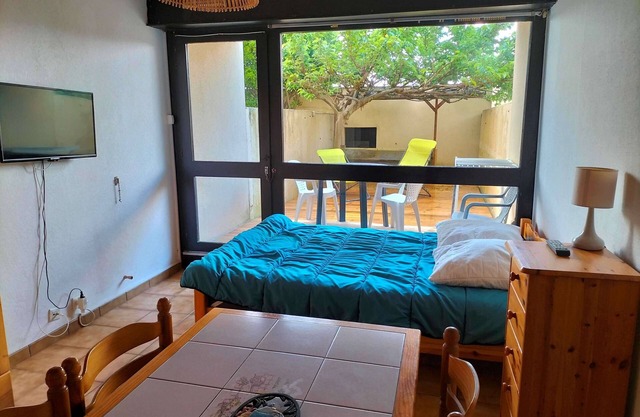 Estudio en planta baja con terraza situada en primera línea de mar.