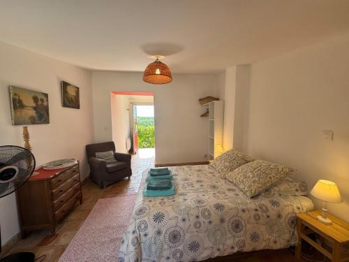 Studio Ouest - Chambre avec vue vignoble - Domaine viticole Château Barbebelle Rognes - Proche d'Aix-en-Provence
