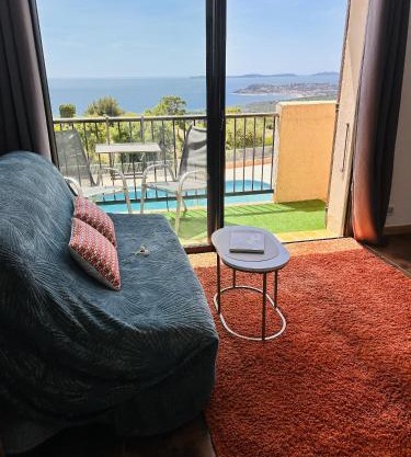 STUDIO POOL HOUSE MDT 2 ETOILES VUE MER PANORAMIQUE AMAZING SEA VIEW WIFI LINGE LINEN INCLUT AIRCONDITIOn