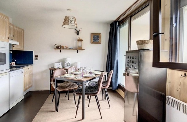 Studio rénové au pied des pistes avec balcon, parking et WiFi - FR-1-344-985