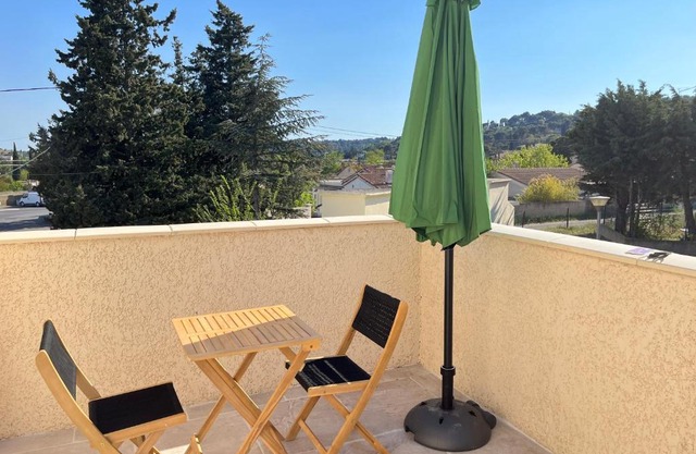Studio terrasse avec une vue dégagée 3km Avignon