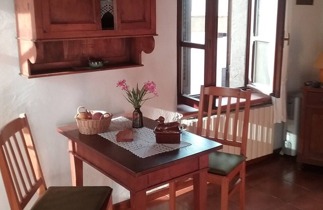 Estudio con balcón en una casa antigua de la ciudad, en una tranquila y soleada