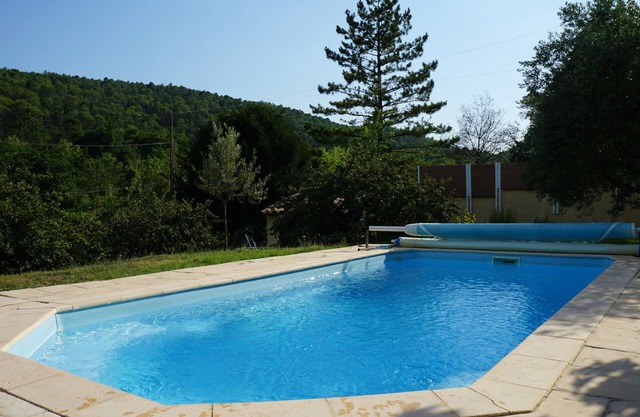 Estudio con piscina climatizada.