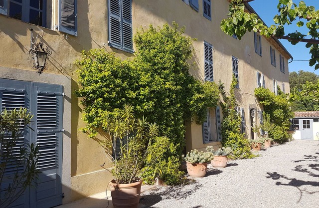 Bastide del siglo XVIII en pueblo con gran jardín y piscina.