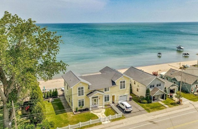 Impresionante 2,445 Sq. Pie. 2 Story Beach Estate W / Playa privada!