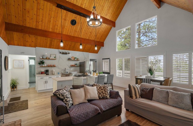 Stunning 3 bdrm/2 Bath Chalet, High Celings, Chef’s Kitchen, Fire-pit, Quiet