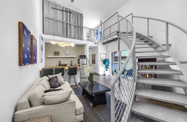 Stunning 3 BR/2 BA Split-Level w Rooftop & Hot Tub Near Miami University
