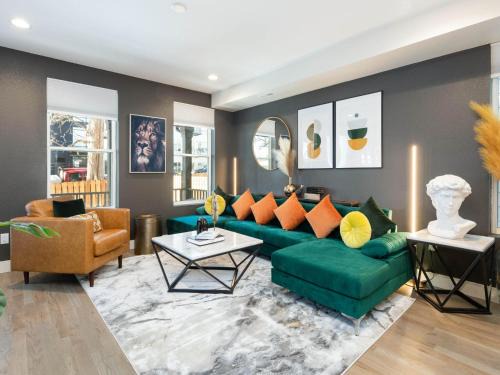 Stunning 3BD 3.5 BA - 10 Min to Downtown! Garage!