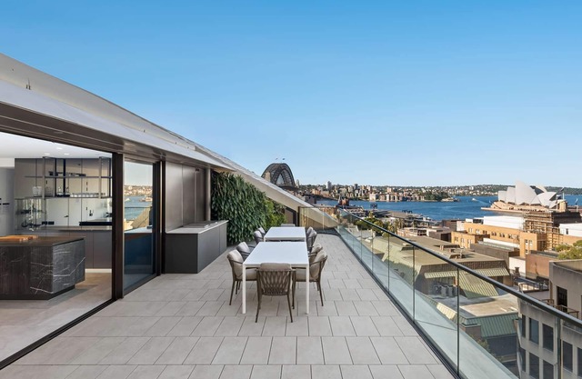 Stunning 3rd floor 2 bed apartment w/ city views