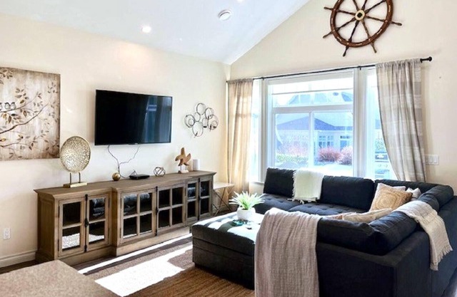 Stunning 4-Bedroom Lakefront Retreat – Sleeps 10
