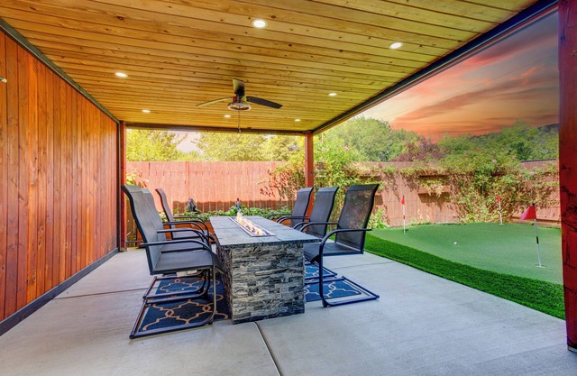 Stunning 4-Bedroom Home with Sauna, Fire Pit, King Bed, AC, amazing Golf Green