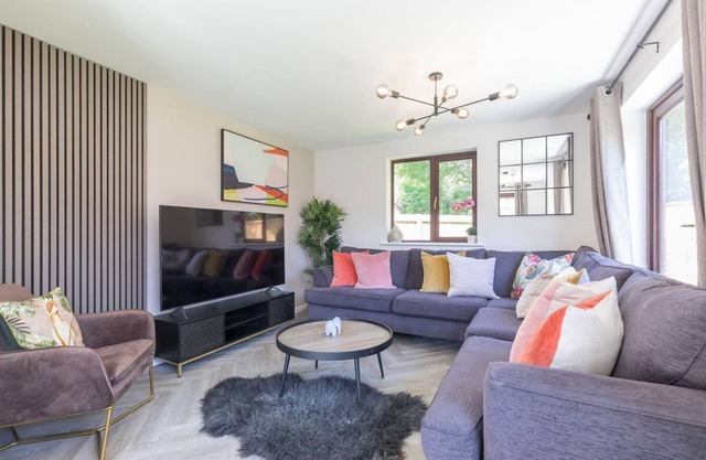 Unique 6 Bed 3 Bath Detached Home in Cheltenham