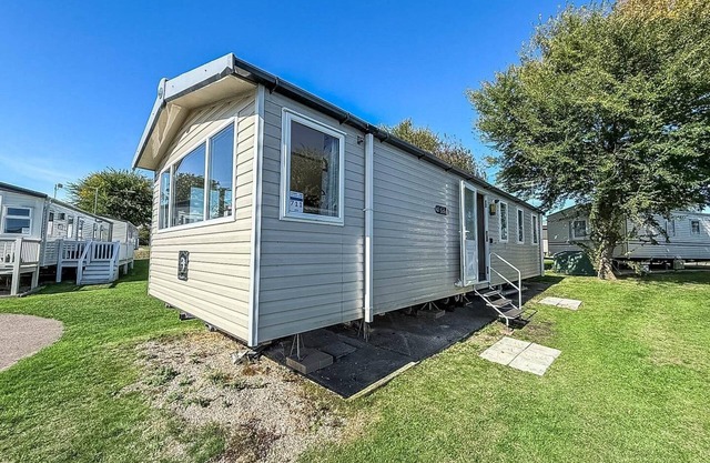 Stunning 8 berth caravan at Cherry Tree Holiday Park in Norfolk ref 70711C