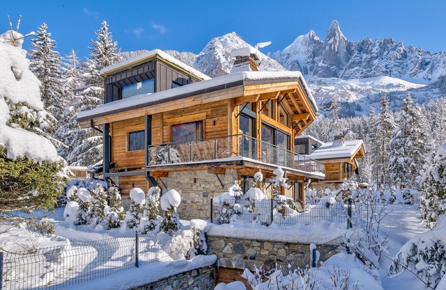 Luxury Chalet with Hot Tub, Spa & Cinema Room