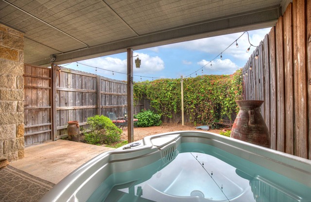 Stunning Cottage with Hot Tub! -2 Min to Wineries!
