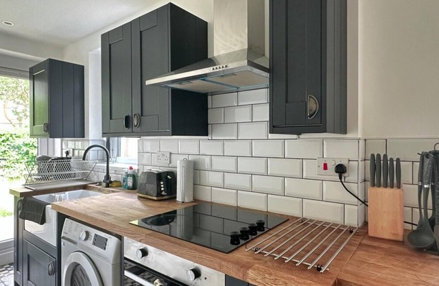 Stunning Design 3 Bedroom House Street Parking