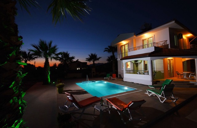 Impresionante Villa Independiente de 3 dormitorios con piscina privada, amplio jardín y WiFi