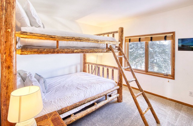 Stunning Elkhorn Condo with Sauna, Hot Tub, + More!