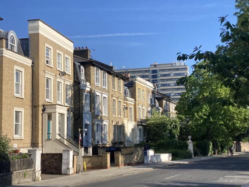 STUNNING GARDEN APARTMENT Central Exclusive With Free Off Road Parking By Flat & Wiffi Beautifully Secluded 3 mins From All Amenities Home Not Hotel