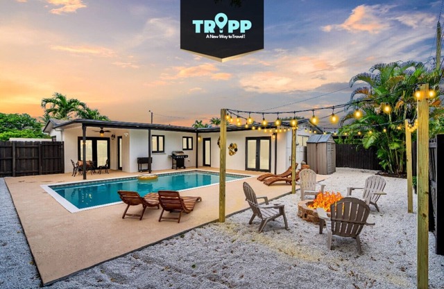 Stunning Heated Pool Home Retreat / Hollywood