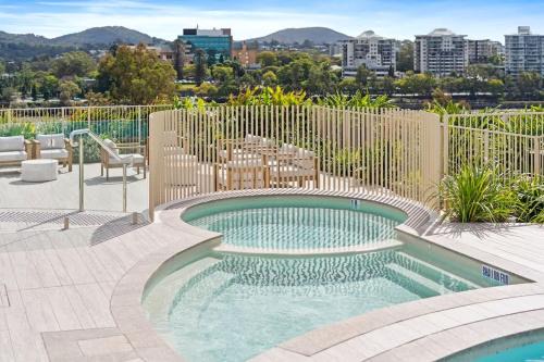 Stunning Helia Sanctuary - West End w parking and pool