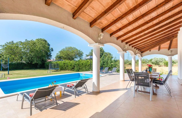 Impresionante casa en Barban con cocina